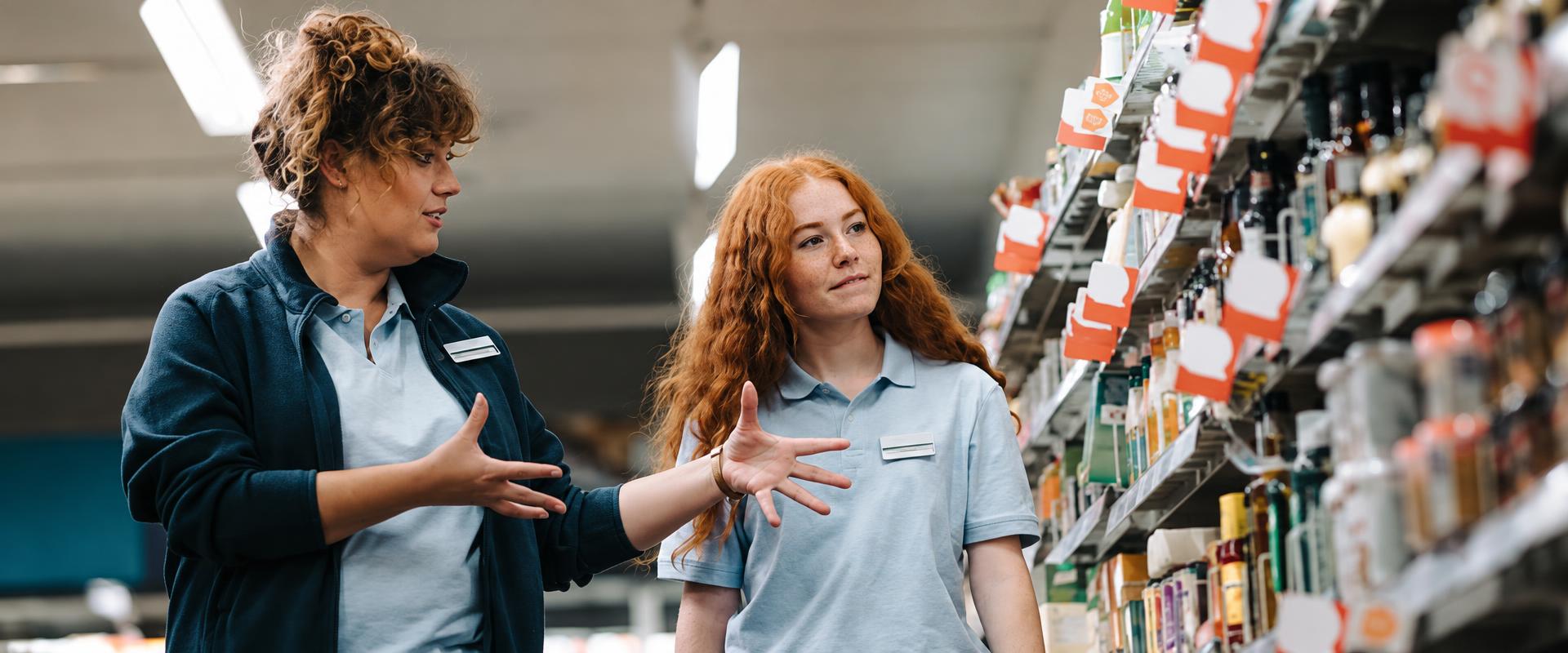 Praoelev får introduktion i en butik